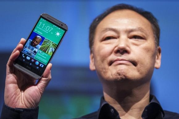 htc-ceo-peter-chou-shows-the-new-htc-one-m8-phone-during-a-launch