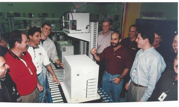 Майкл Делл и его команда на производстве первых серверов PowerEdge 