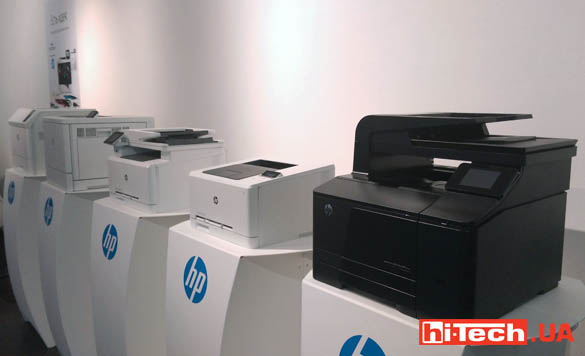 Сравнение габаритов старой модели принтера (черного цвета) и новых