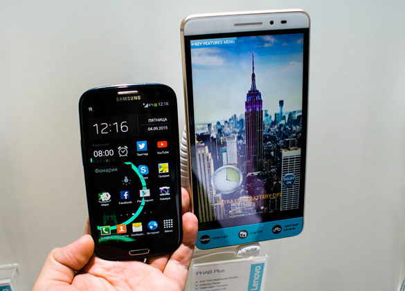 4,8-дюймовый Samsung Galaxy S3 рядом с 7-дюймовым Lenovo PHAB Plus