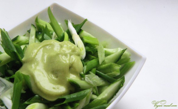 Салат на скорую руку из свежего огурца и зеленого лука с заправкой из авокадо и лайма