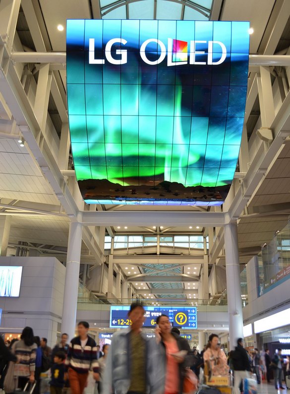 OLED Signage Incheon Airport_3