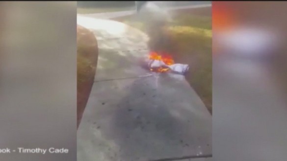 Man_s_new_hoverboard_catches_fire_0_551011_ver1.0_640_360