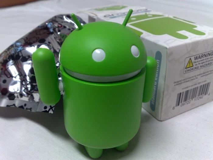 Android_green_figure,_next_to_its_original_packaging