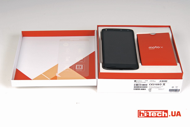 Комплектация Moto X Force довольно скромная и включает сам смартфон, зарядное устройство, булавку для извлечения слота nano-SIM-карты, инструкцию. Провода USB и гарнитуры в комплекте нет