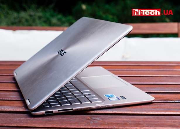 Крышку ноутбука ASUS ZenBook Flip UX360CA можно открыть одной рукой. Проверяли лично