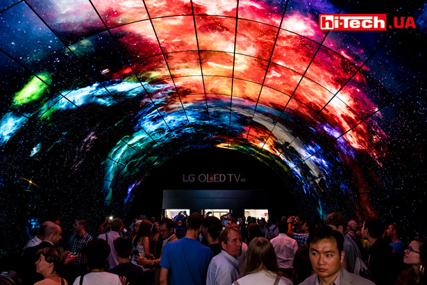 LG подготовила очень эффектный тоннель из OLED-панелей