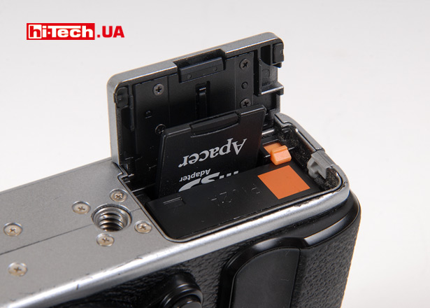 Батарейный отсек Fujifilm X-E2S совмещен со слотом для карты памяти